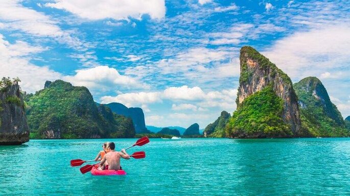 Kayac de mer en couple dans une baie paradisiaque