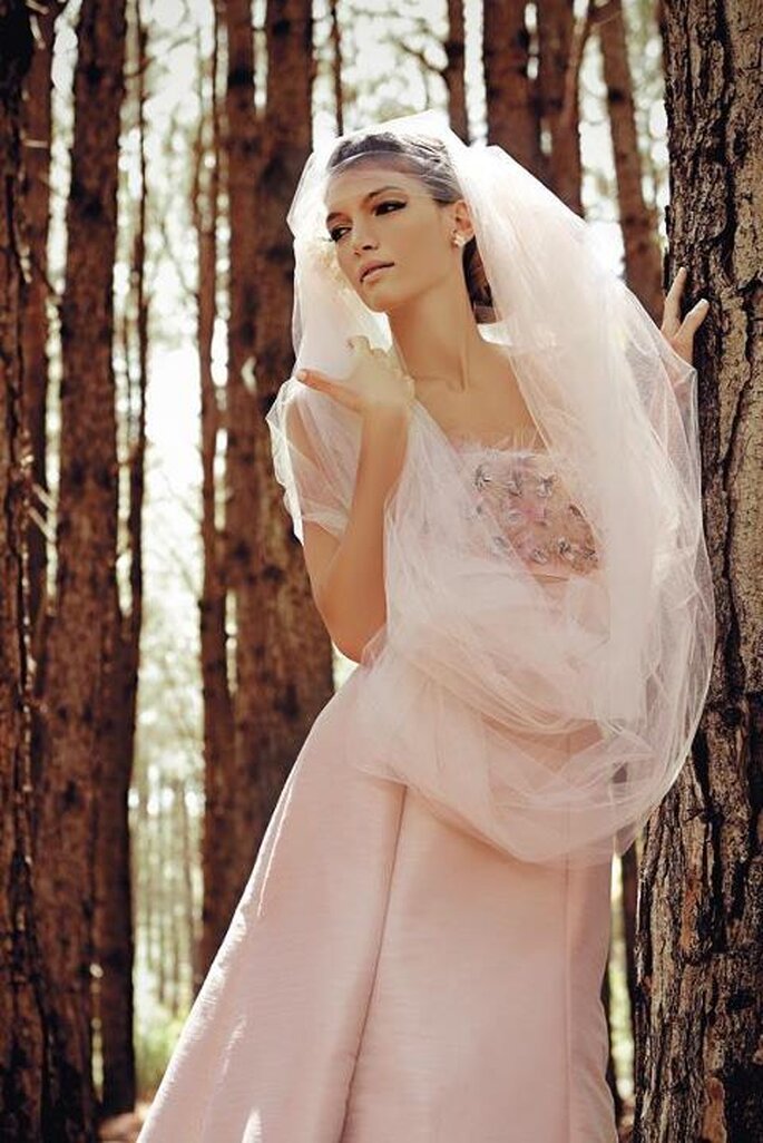 Brautkleider in Rosé wirken lieblich und verträumt – Foto: Mariana Estrada 
