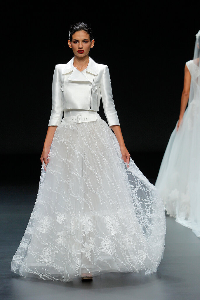 Vestido de novia con cinturón y falda voluminosa de encaje