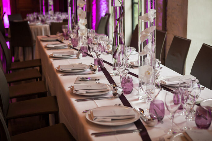 table de mariage déco blanche et violette 