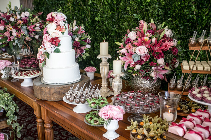 Mesa de casamento com flores em tons de rosa 