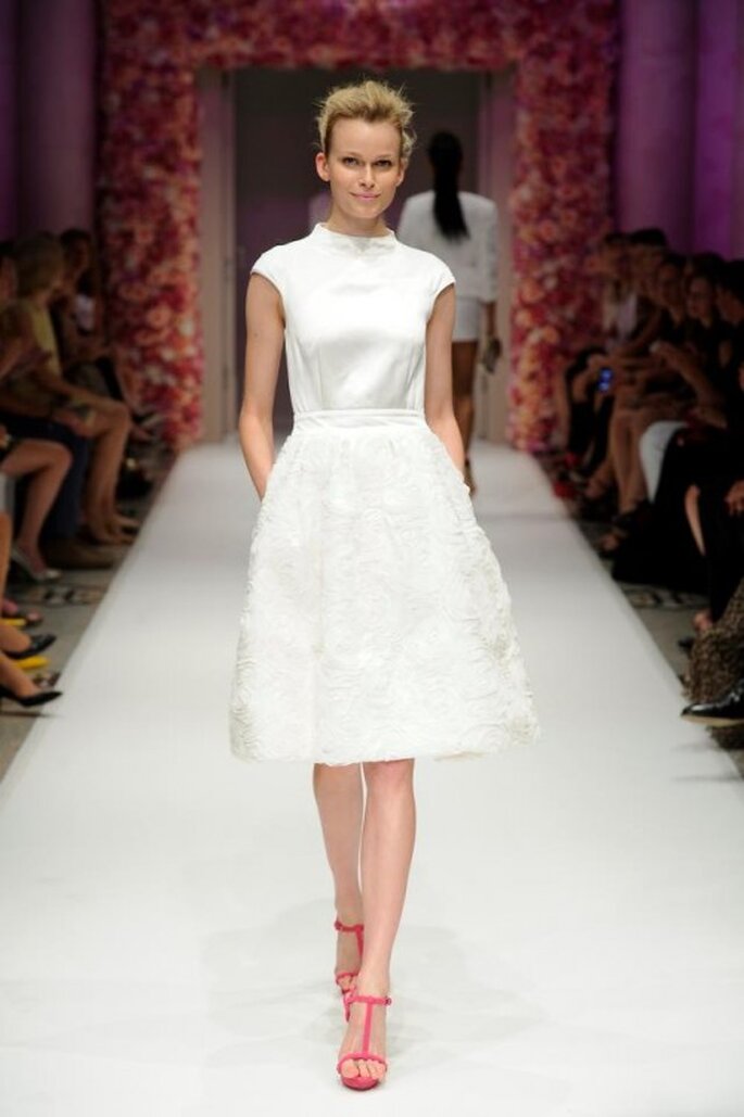 Vestido de fiesta corto en color blanco con detalles en relieve en la falda - Foto Basler