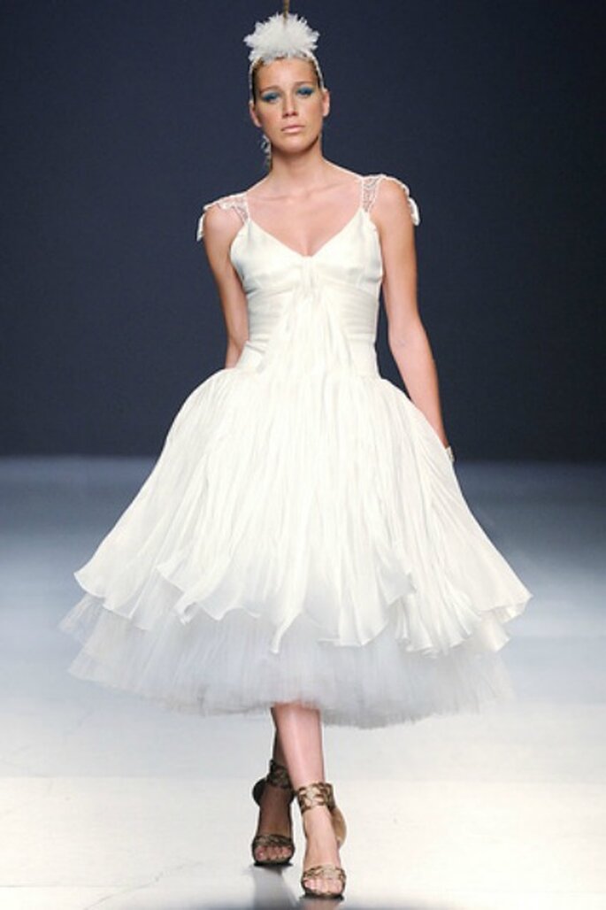 Vestido de novia Franco Quintáns 2012 con tul, escote en V y largo hasta la rodilla - Tomy Pelluz / Vogue