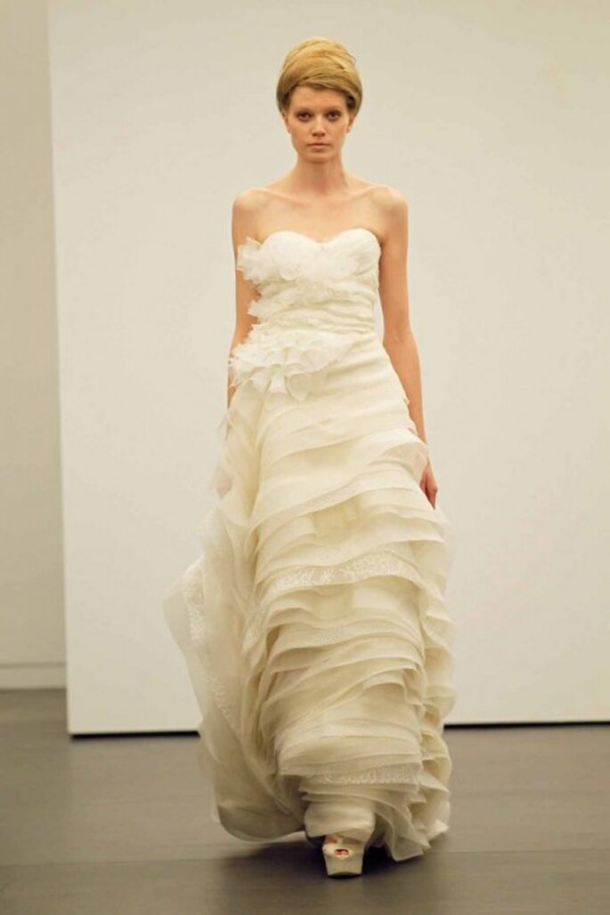 Vestido de novia otoño 2013 con detalles de flores y volúmenes en la falda - Foto Vera Wang