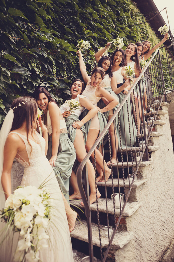 Hochzeitsfoto. Brautpaar mit Brautjungfern auf Treppe