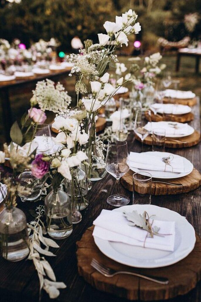 Table fleurie en extérieur pour un mariage rustique et champêtre