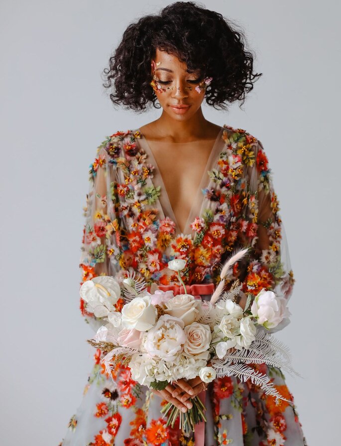 Brautkleid farbig mit Blumenapplikationen