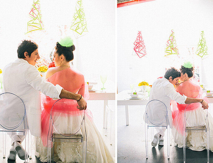 Los novios también incluyen detalles en colores vibrantes en su atuendo. Foto: Cathrin D'Entremont Weddings