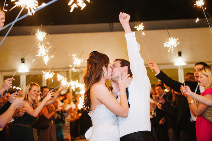 Luces de bengala en tu boda - Foto Jessica Kettle Photography