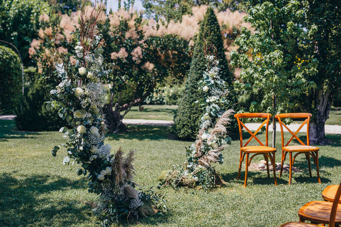 Arche fleurie pour cérémonie de mariage en plein air par Pétales de Rose - Fleurs mariage - Vaucluse