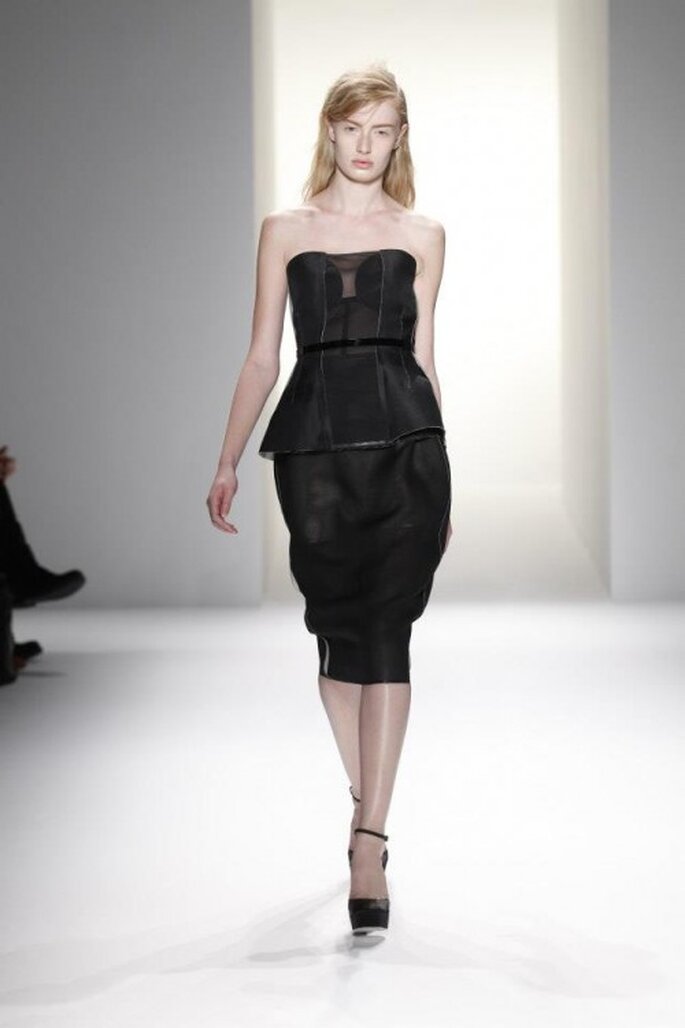 Vestido de fiesta para boda en color negro con escote strapless, detalle en la cintura y corte peplum - Foto Calvin Klein