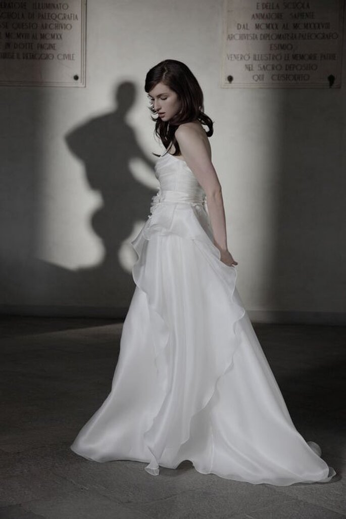 Vestido de novia en color blanco con estilo soñador y falda con caída elegante - Foto Alberta Ferretti