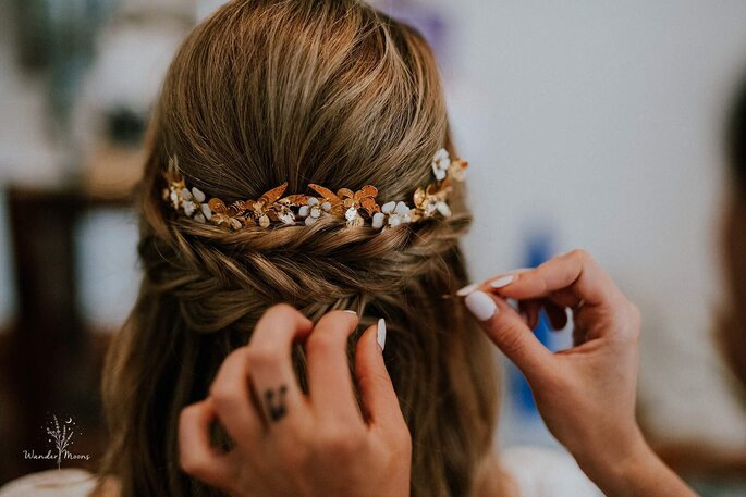 Couronne de fleurs faites main pour cheveux longs avec une tresse 