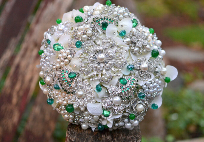 Bouquet para novia en esmeraldas y perlas. Foto: www.etsy.com