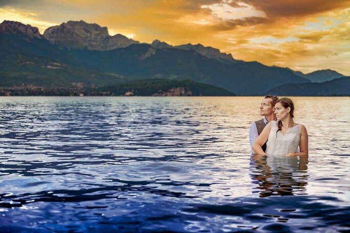 les mariés se baignent dans le lac