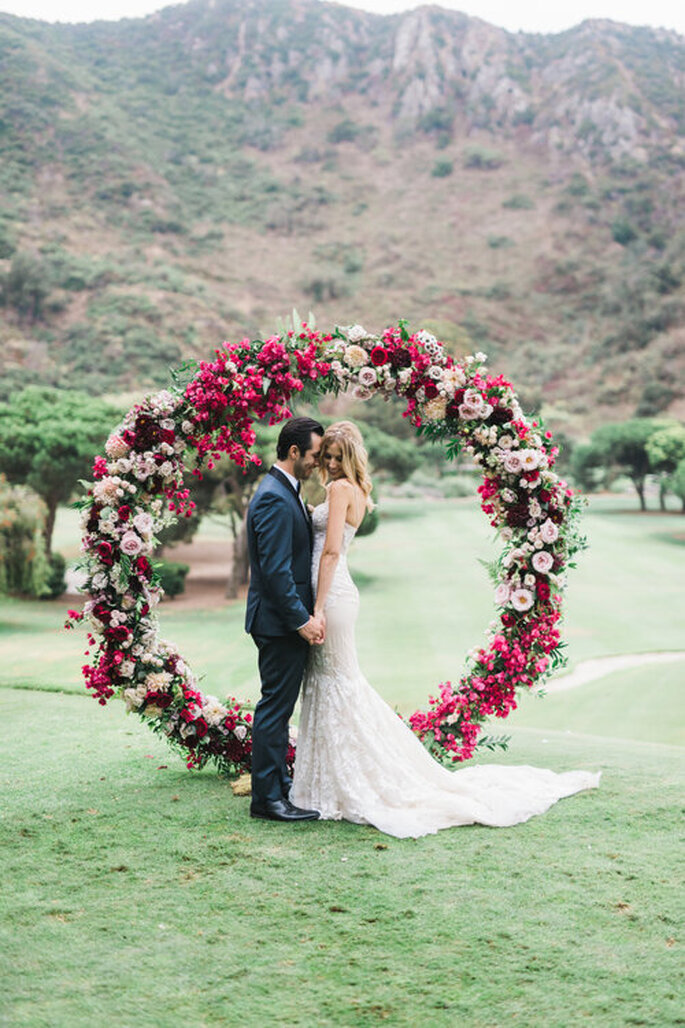 altar de boda con aro o circulo de flores 
