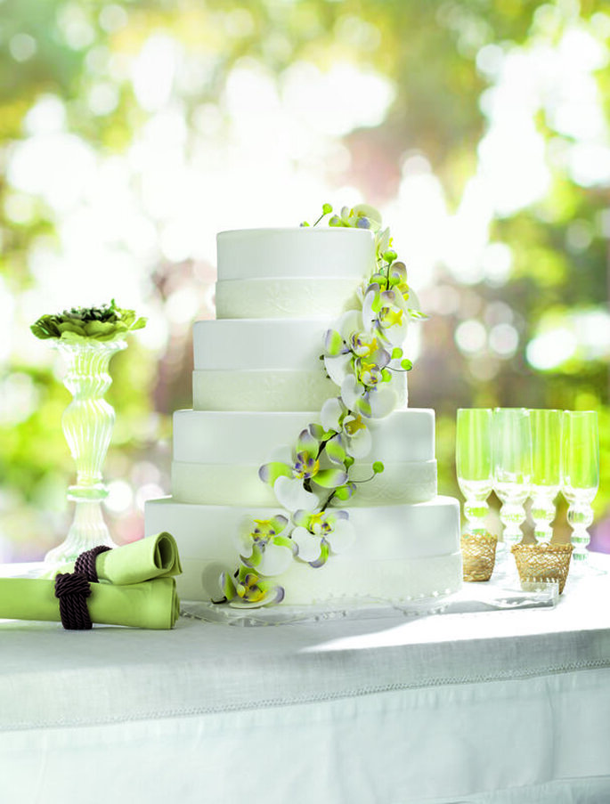 gâteau pour mariage pièce montée blanc et fleurs vertes