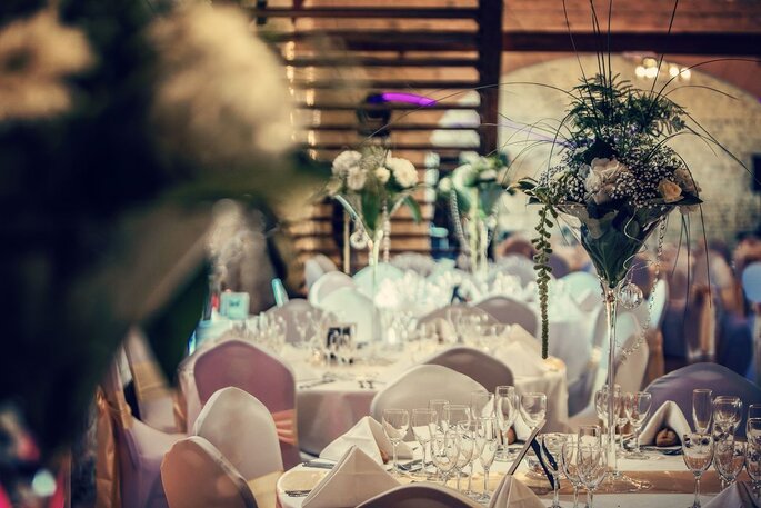 Les tables d'une réception de mariage décorées avec chic et élégance grâce à Event et Vous