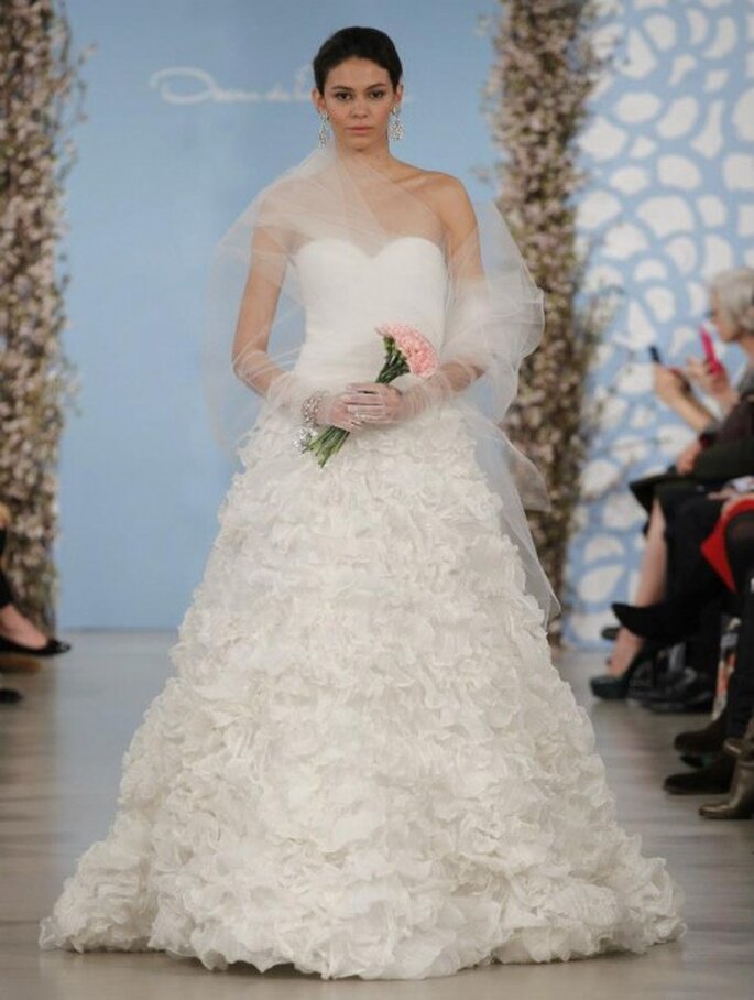 Vestido de novia con escote strapless y falda voluminosa con texturas - Foto Oscar de la Renta