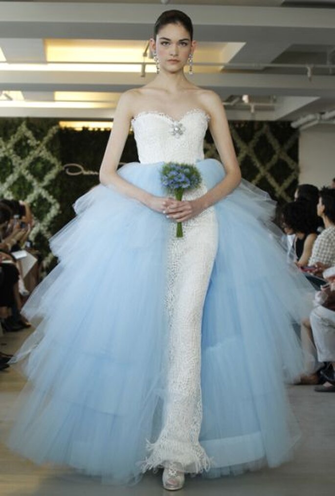 Robe de mariée bleue et blanche Oscar de la Renta 2013