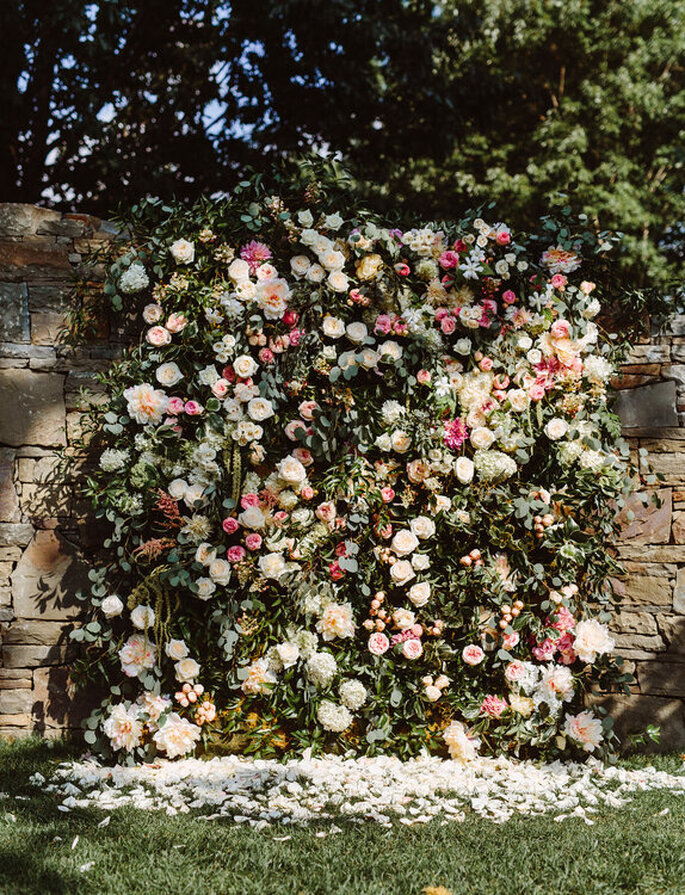 marco de flores para fotos de boda al aire libre