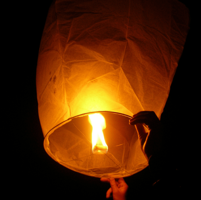 Los globos de luz son un detalle de experiencia en tu boda Foto: globosdeluz.com