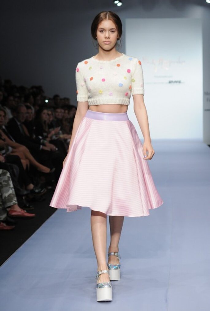 Falda midi con crop top tejido de lunares coloridos - Foto Mercedes Benz Fashion Week México