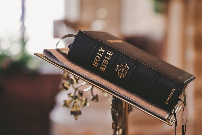 Biblia leżąca na stojaku 