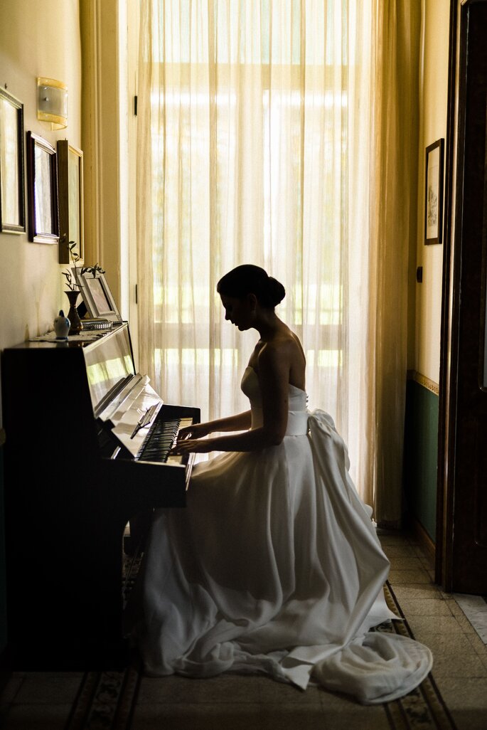 sposa suona il pianoforte