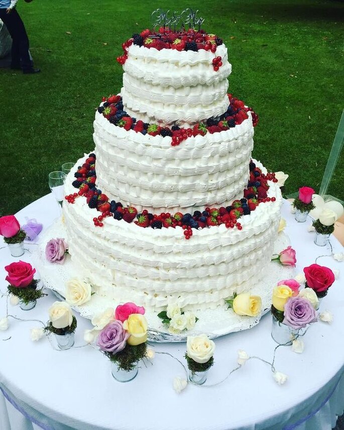 Art Coffee Banqueting srl, wedding cake a piani con frutta e fiori