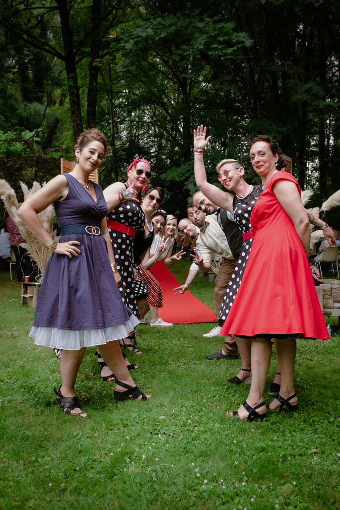 Invités de mariage habillés pour le thème guinguette