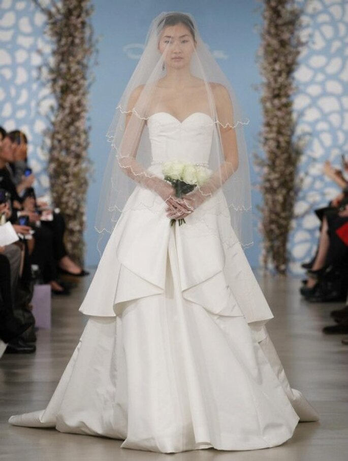 Vestido de novia con escote en forma de corazón y superposición de volúmenes en la falda - Foto Oscar de la Renta