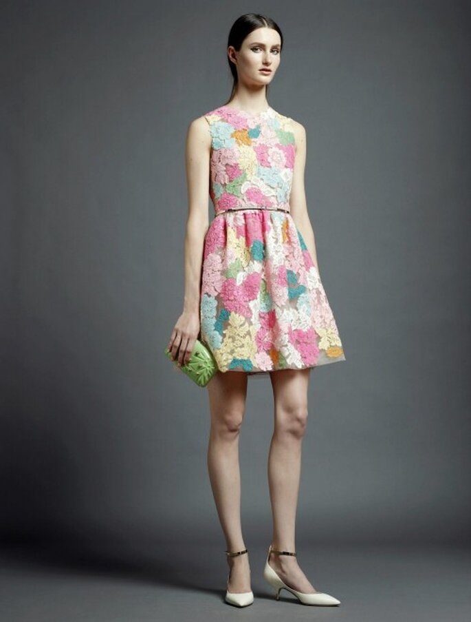 Vestido de fiesta corto sin mangas con estampados de flores en colores brillantes y cinturón delgado - Foto Valentino