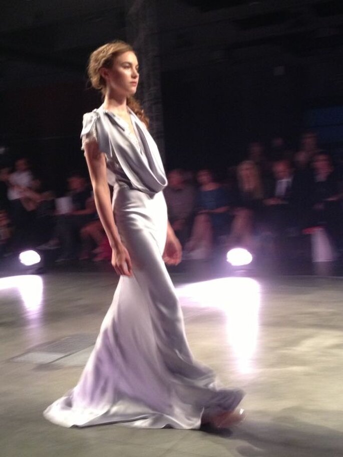 Zeitlos schöne Eleganz prägt dieses Kleid von David Fielden. Foto via Instagram