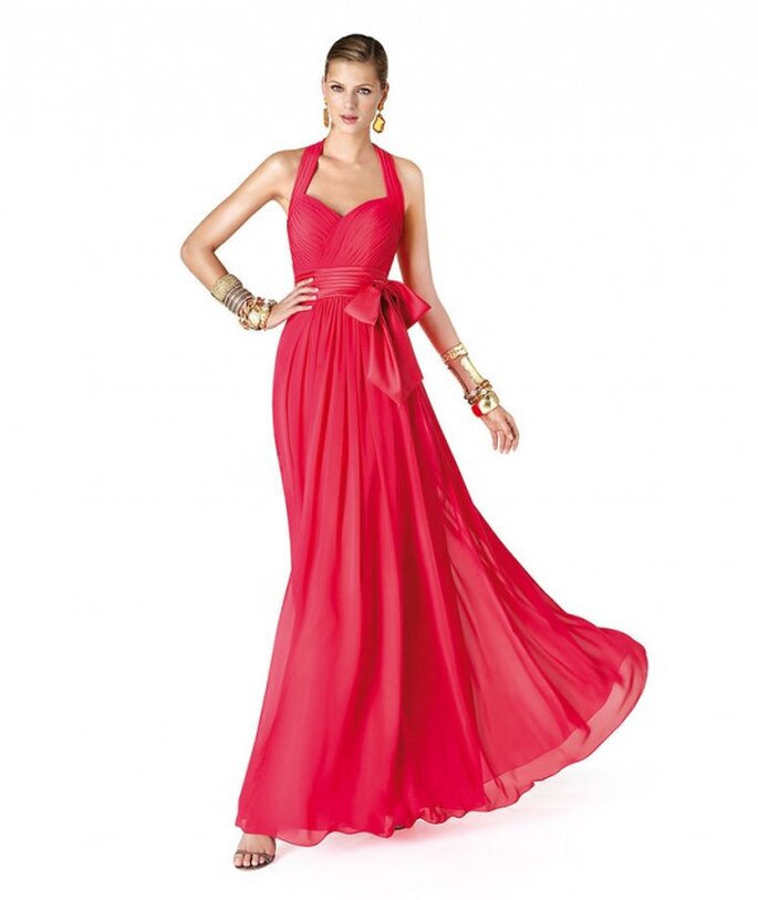 Vestido de fiesta para damas de boda en color rojo coral - Foto La Sposa
