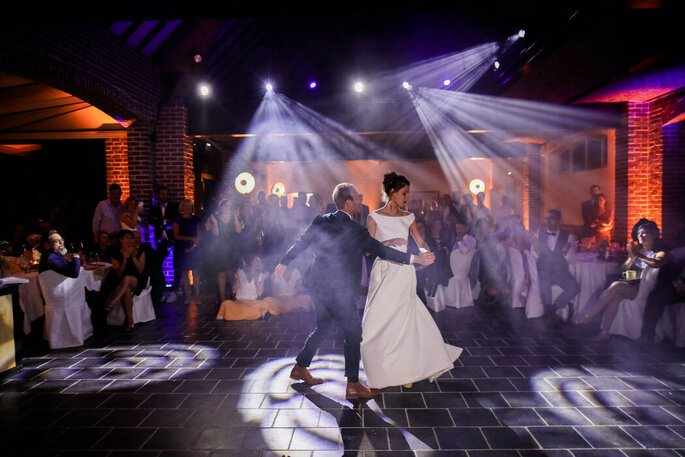 Des mariés dansent sur la piste illuminée 
