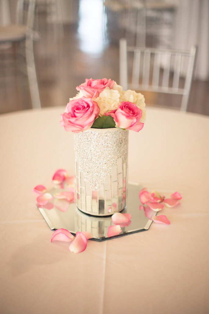 Chevron, dorado y pink en una boda moderna cerca de las nubes. Foto: Hannah Persson Photography