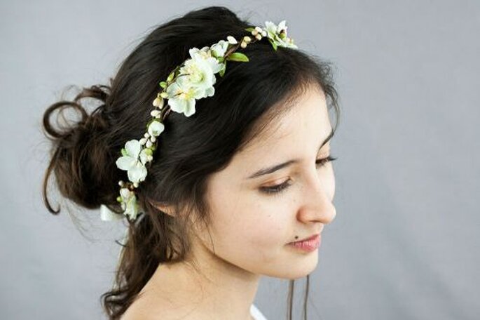 Couronne de fleurs de mariée faite main ivoire et verte, très délicate et nature !