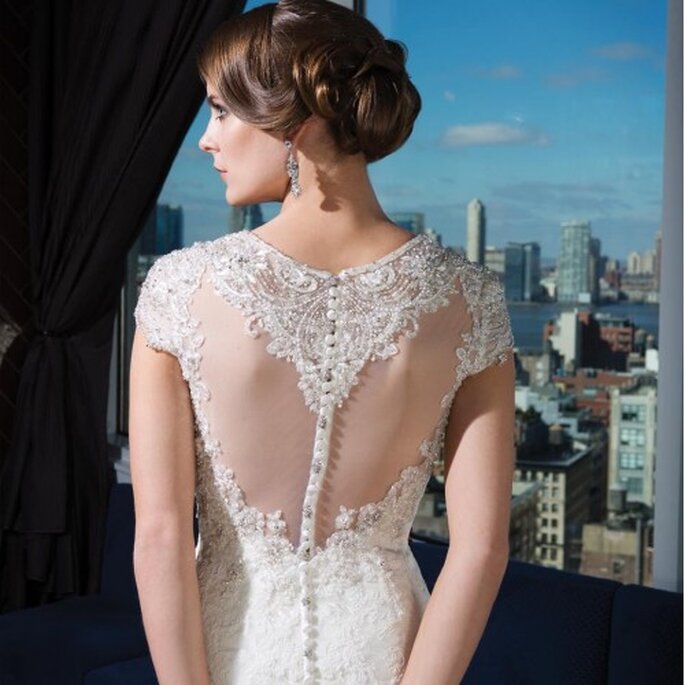 Vestido de novia con mangas cortas con incrustaciones y escote en la espalda - Foto Justin Alexander