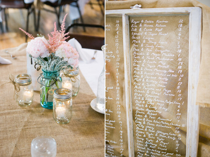 Tableros decorativos para señalar las mesas de los invitados. Foto: Jeff Sampson Photography