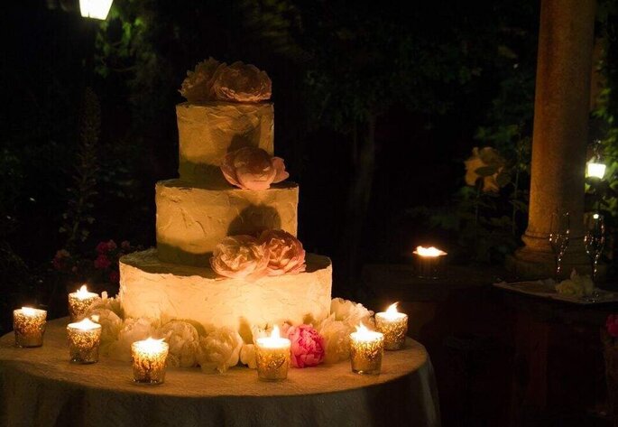 Apollinare Catering & Banqueting torta nuziale a più piani, penombra e candele