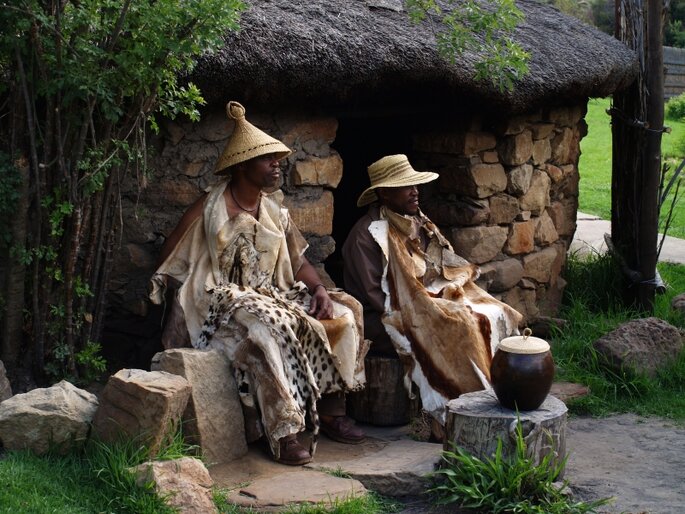 Photo : VisualHunt - south-africa-basotho-chieftain-medicine-man