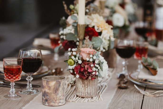 Blumendekoration auf dem Hochzeitstisch.