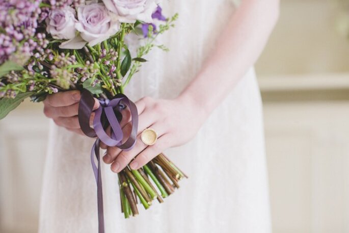 Detalles en color violeta para la decoración de tu boda - Foto Rebecca Wood