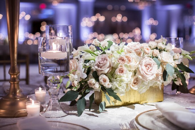 Kompozycja kwiatowa glamour na stole prezydialnym