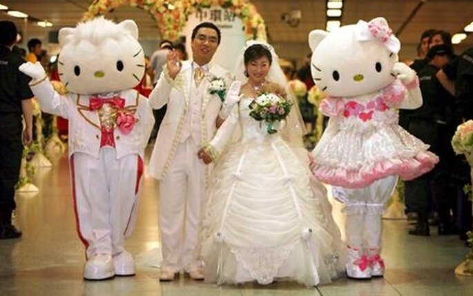 Pareja de novios en su boda con Hello Kitty