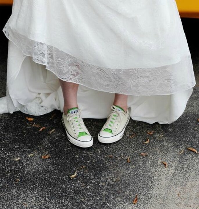 Novia con zapatillas-Foto: Kate Headley