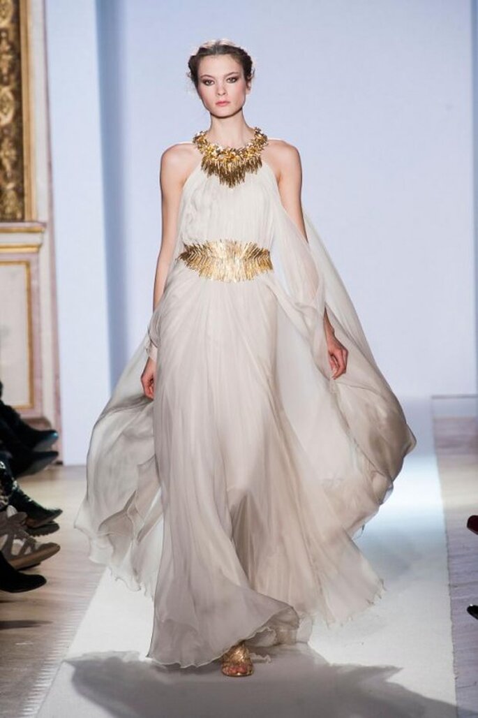 Vestidos de novia en blanco y dorado con inspiración en diosas griegas