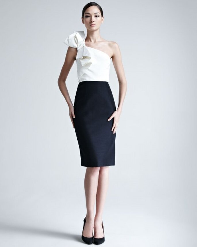 vestido de fiesta en colores blanco y negro con escote asimétrico y falda de corte recto - Foto Bergdorf Goodman
