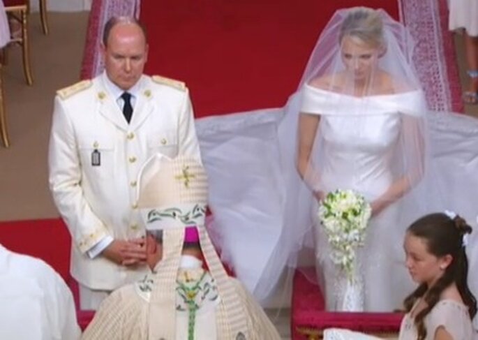 Charlene Wittstock se casa con el Príncipe Alberto II de Mónaco, vestida de Giorgio Armani